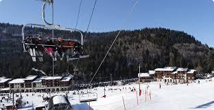 Télésiège 6 places à la station de ski .